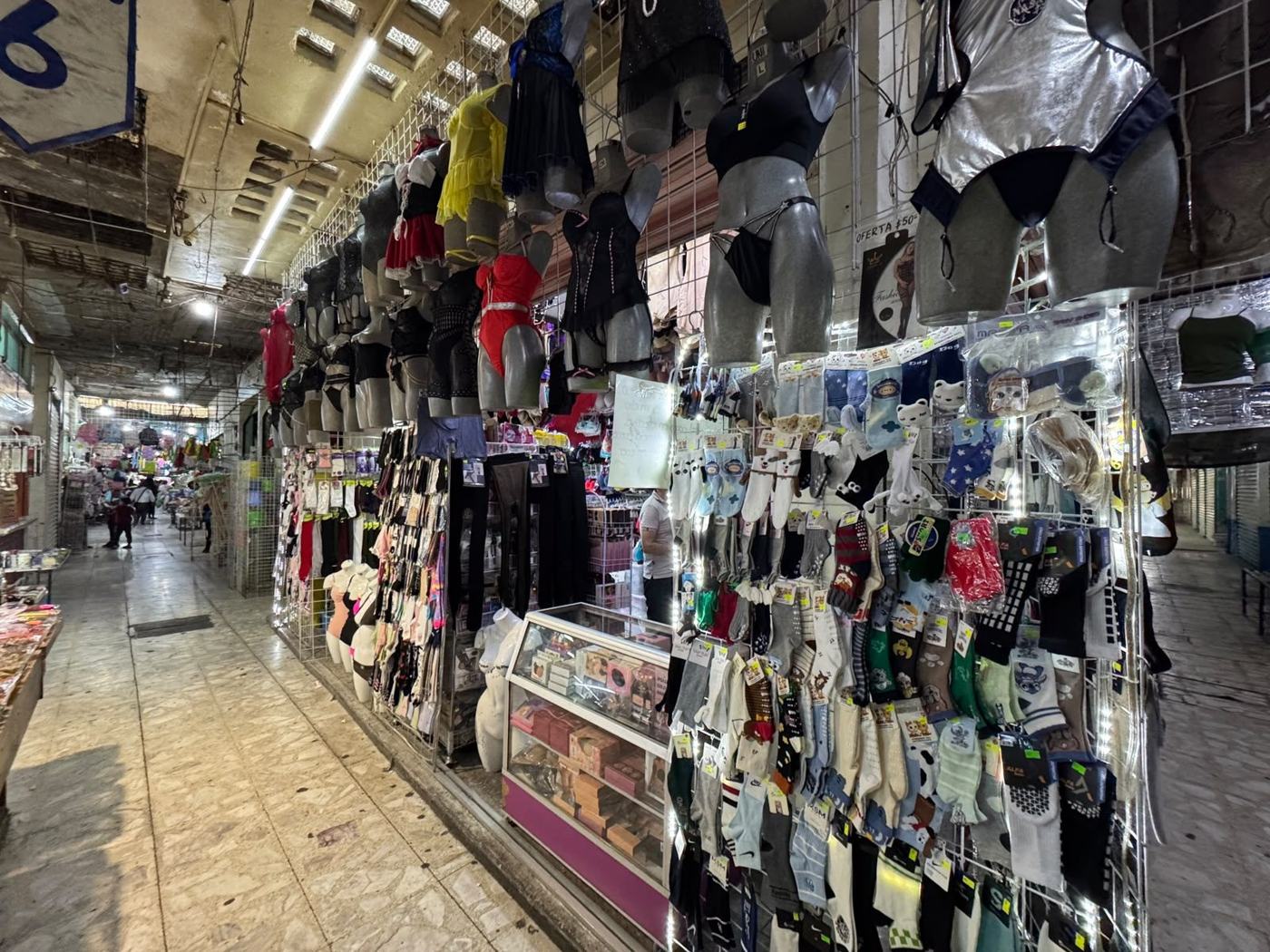 Vitrinas y paredes de calcetines y panties